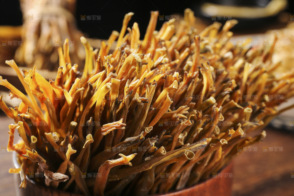 木底上的黄花菜