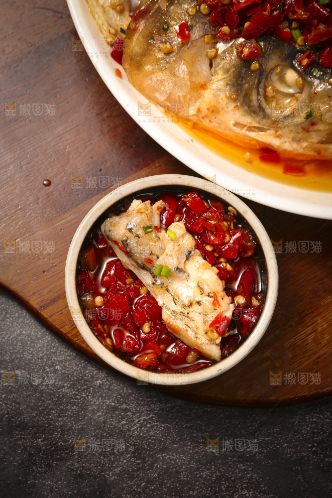 深底上的剁椒鱼头