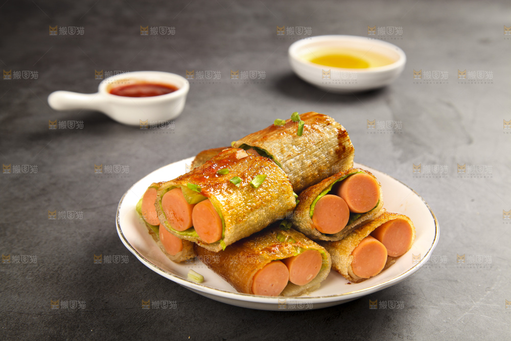 深底上的烤冷面卷