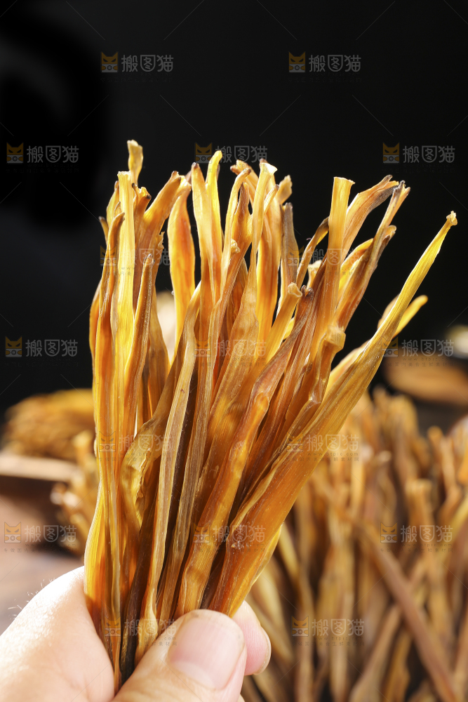 木底上的黄花菜