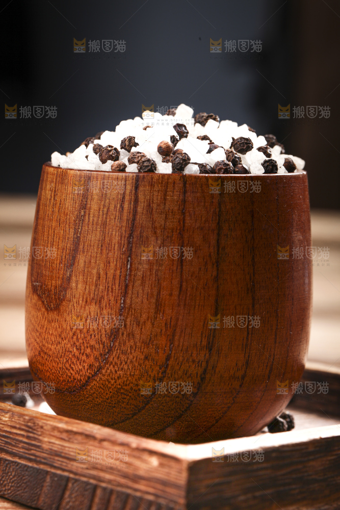 木底上的海盐黑胡椒