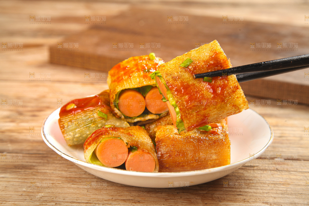 深底上的烤冷面卷