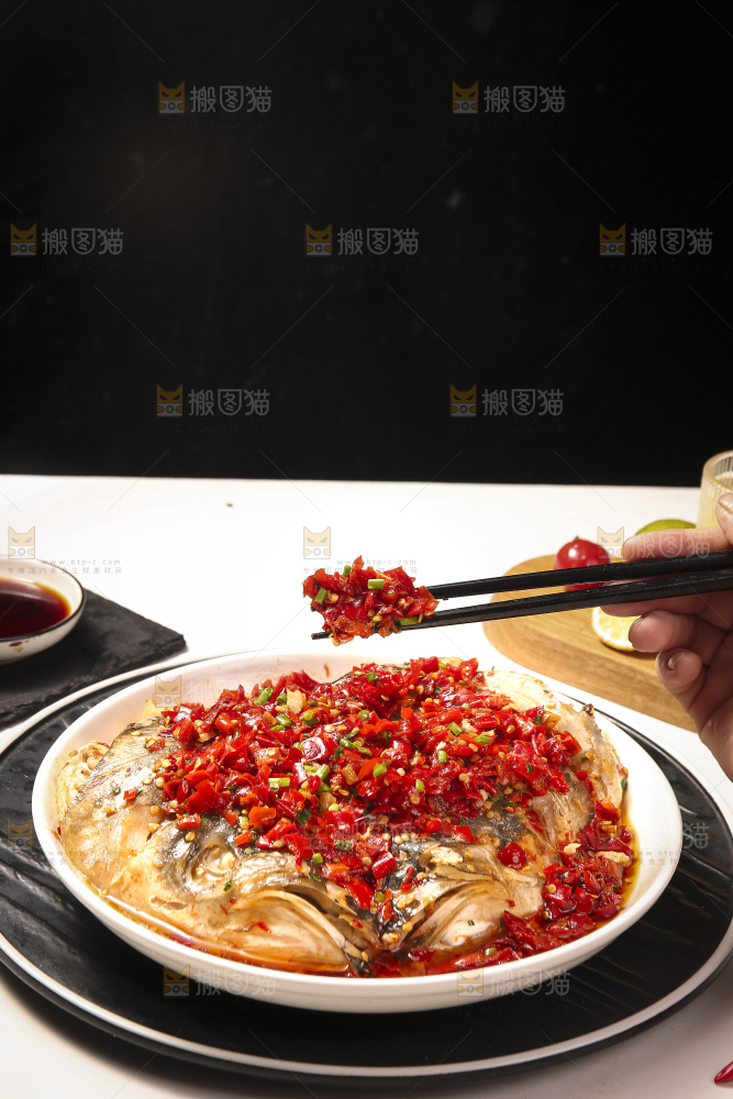 深底上的剁椒鱼头