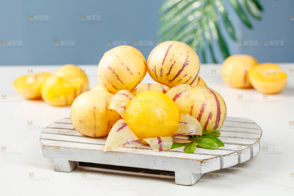 浅底上摆放着黄肉人参果