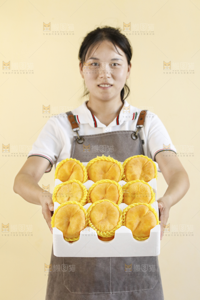 手里拿着黄蟠桃