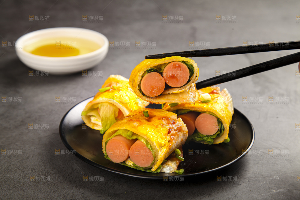 深底上的烤冷面卷