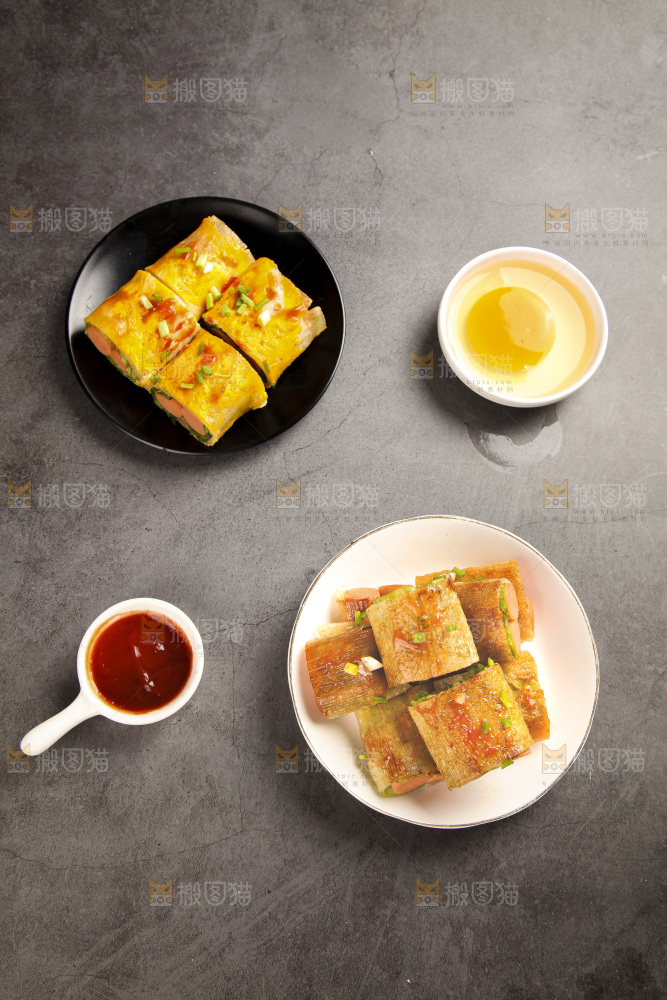 深底上的烤冷面卷