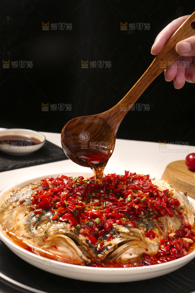 深底上的剁椒鱼头