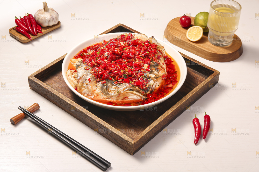 深底上的剁椒鱼头