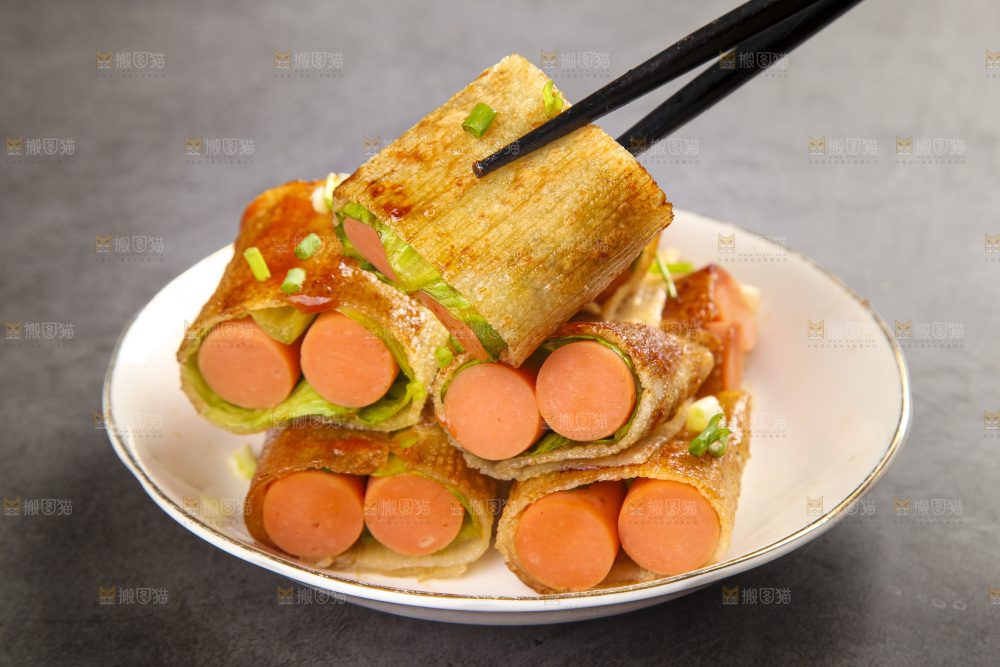 深底上的烤冷面卷