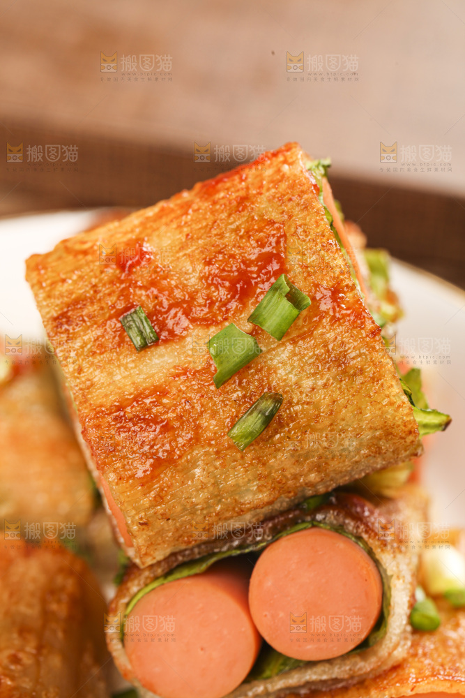 深底上的烤冷面卷
