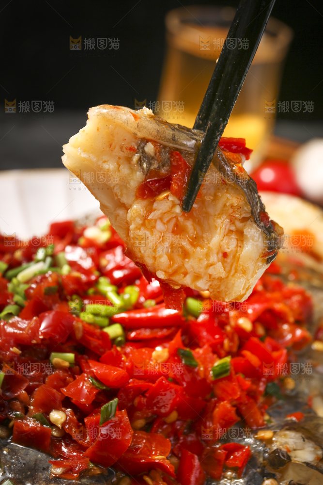 深底上的剁椒鱼头