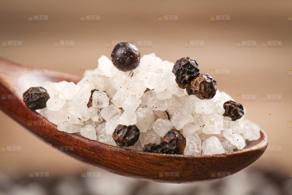木底上的海盐黑胡椒