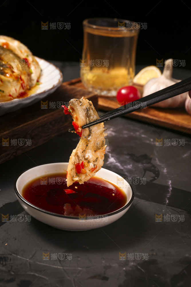 深底上的剁椒鱼头