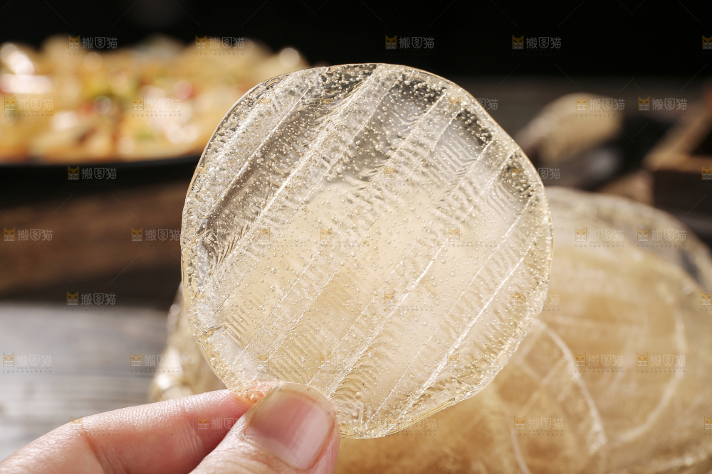 木底上的干红薯粉皮