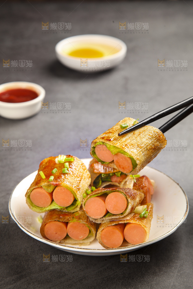深底上的烤冷面卷