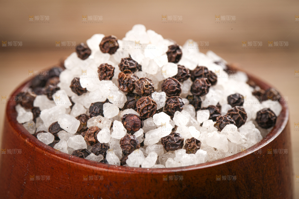 木底上的海盐黑胡椒