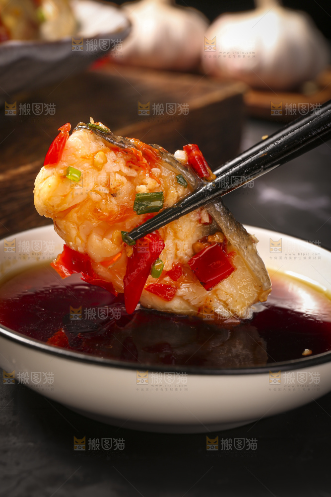 深底上的剁椒鱼头