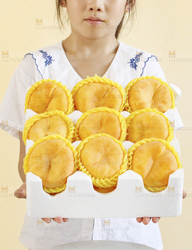 手里拿着黄蟠桃
