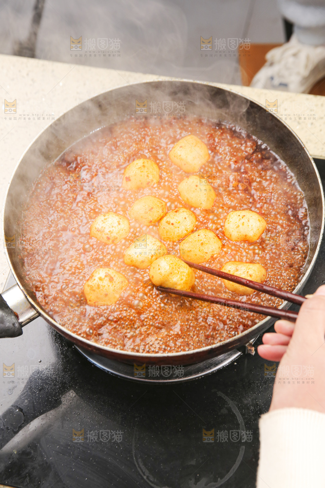 锅里的火锅丸子