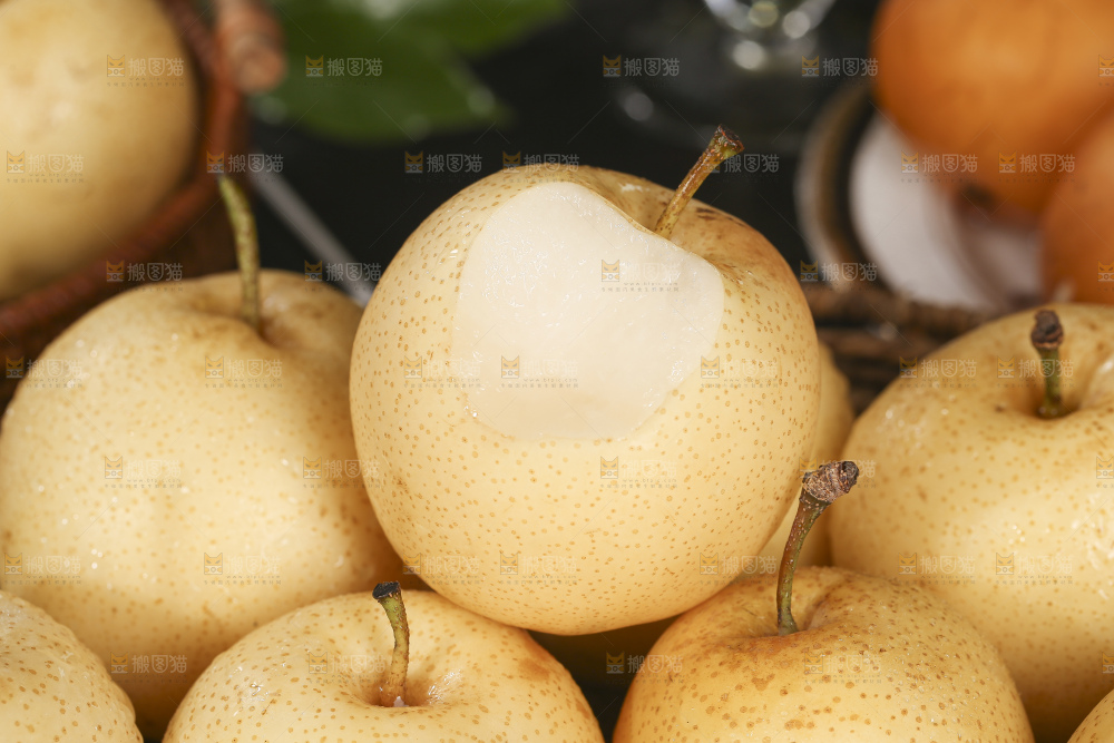 木底上的新鲜皇冠梨