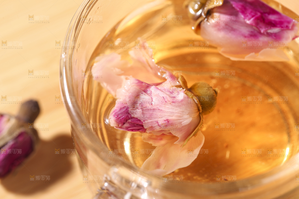 杯子里的玫瑰花茶