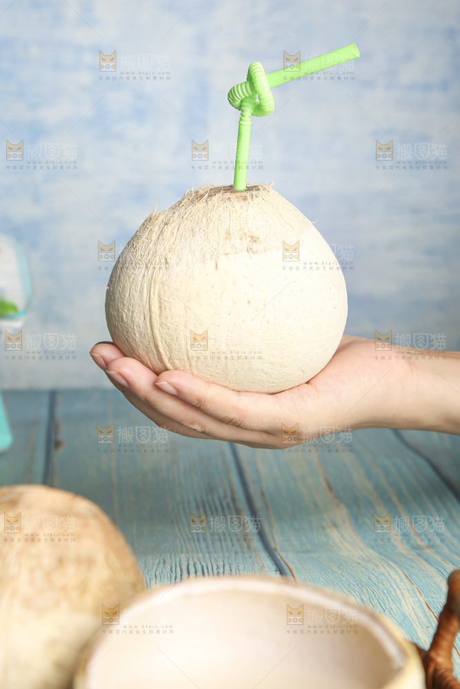 浅底上的泰国进口烤椰
