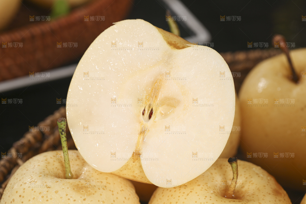 木底上的新鲜皇冠梨