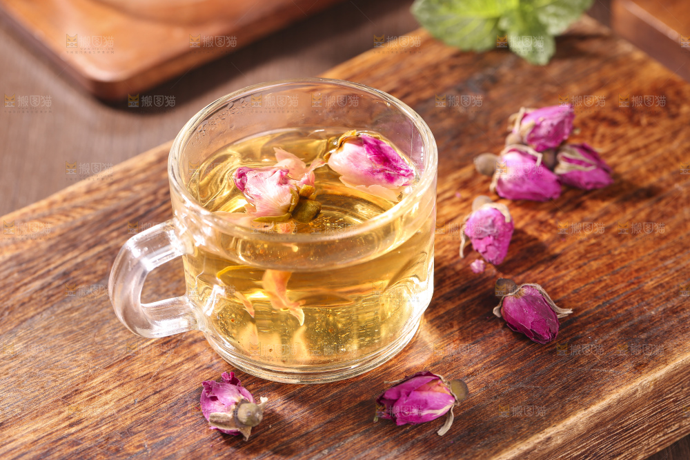 杯子里的玫瑰花茶
