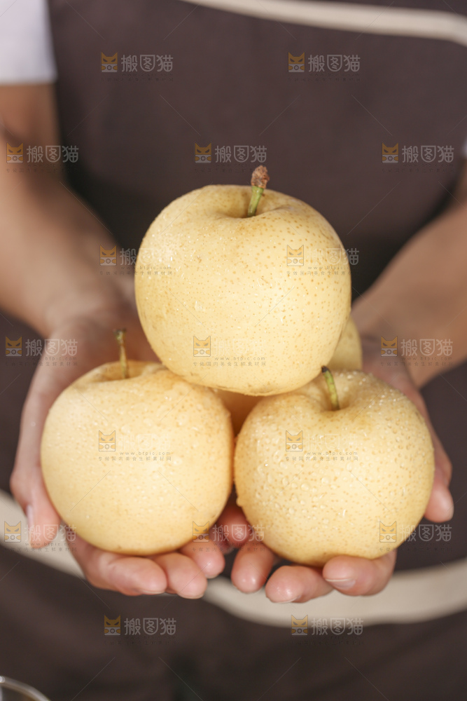 木底上的新鲜皇冠梨