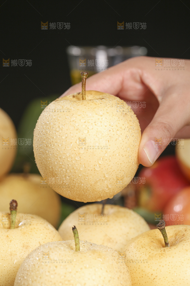 木底上的新鲜皇冠梨