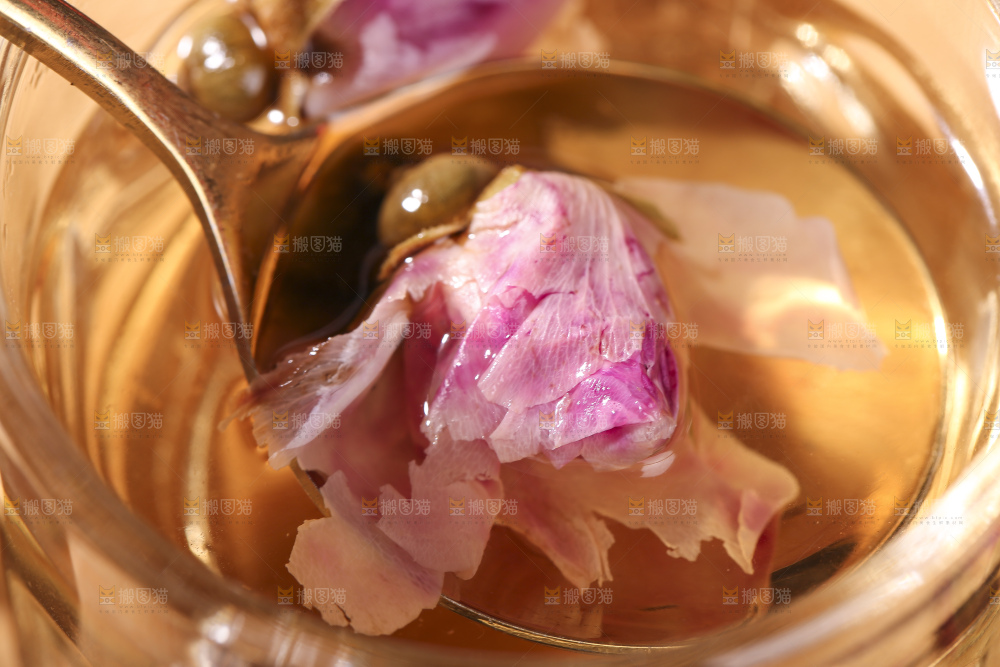 杯子里的玫瑰花茶