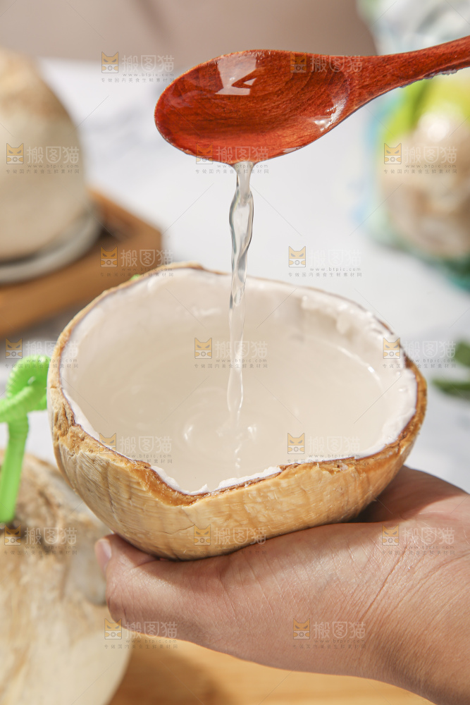 浅底上的泰国进口烤椰