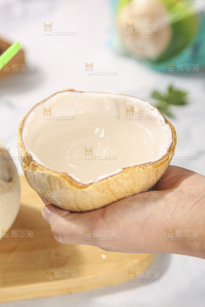 浅底上的泰国进口烤椰