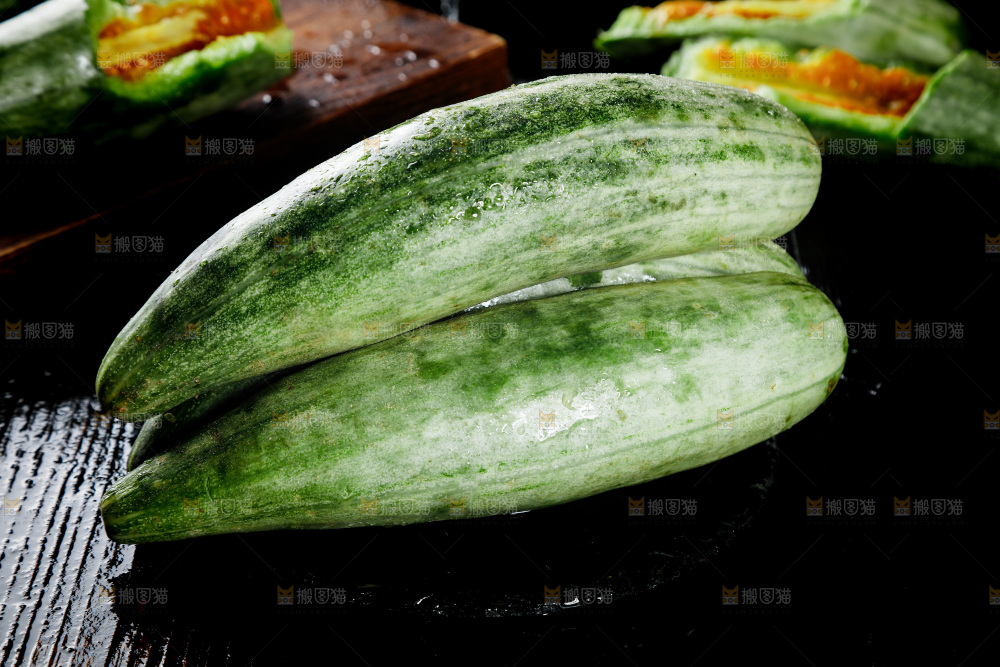 黑底上放着山东羊角蜜甜瓜