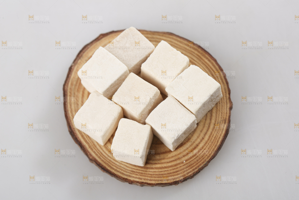 白底上的茯苓