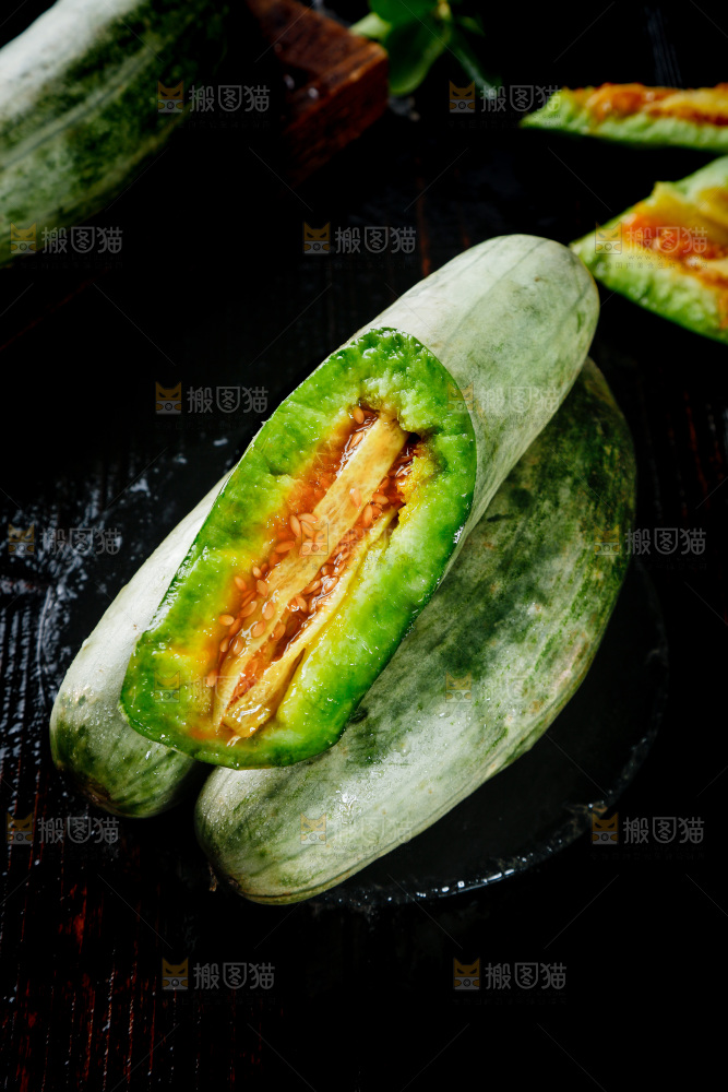 黑底上放着山东羊角蜜甜瓜