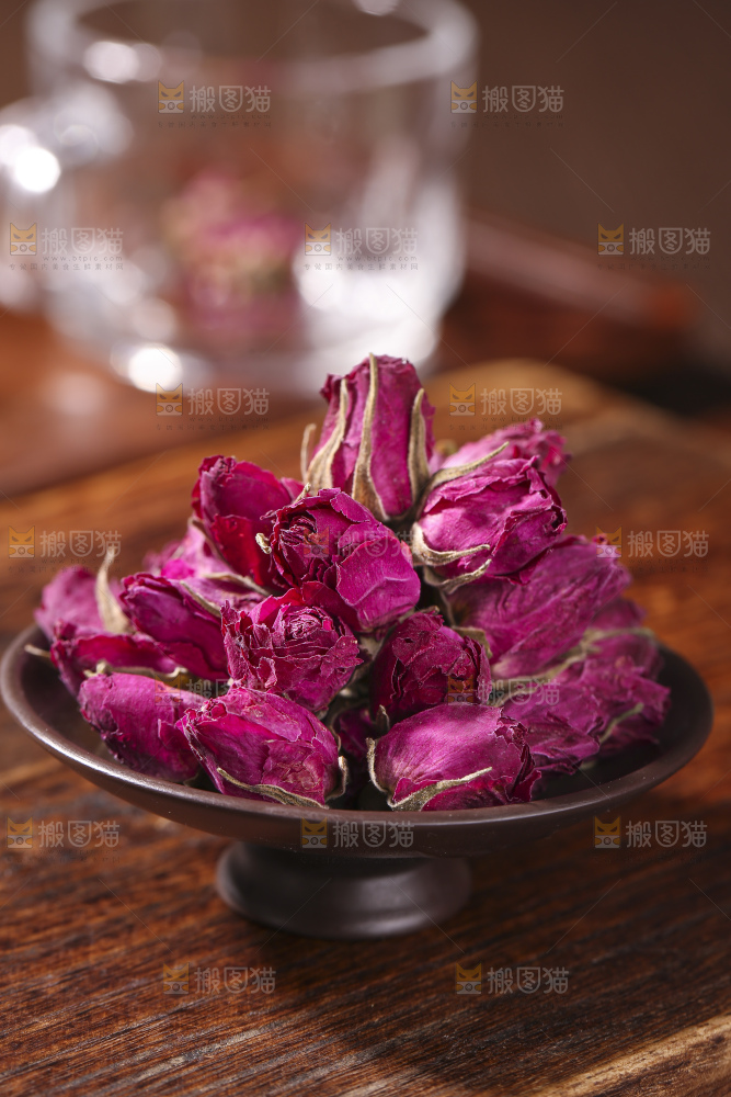 木底上的干玫瑰花