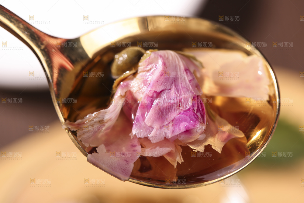 杯子里的玫瑰花茶