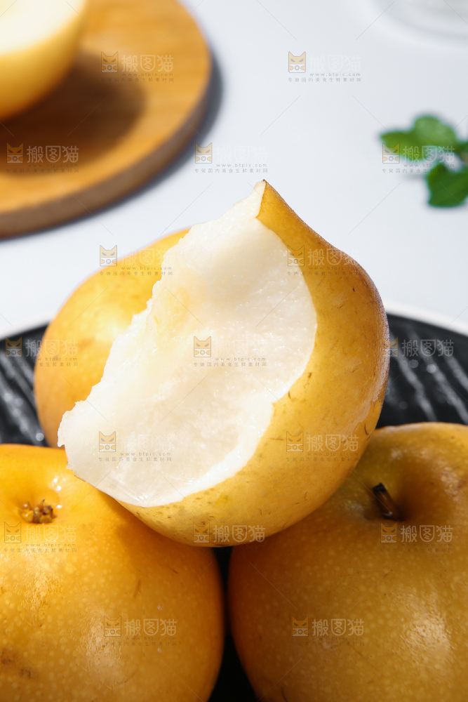 深底上放着的秋月梨