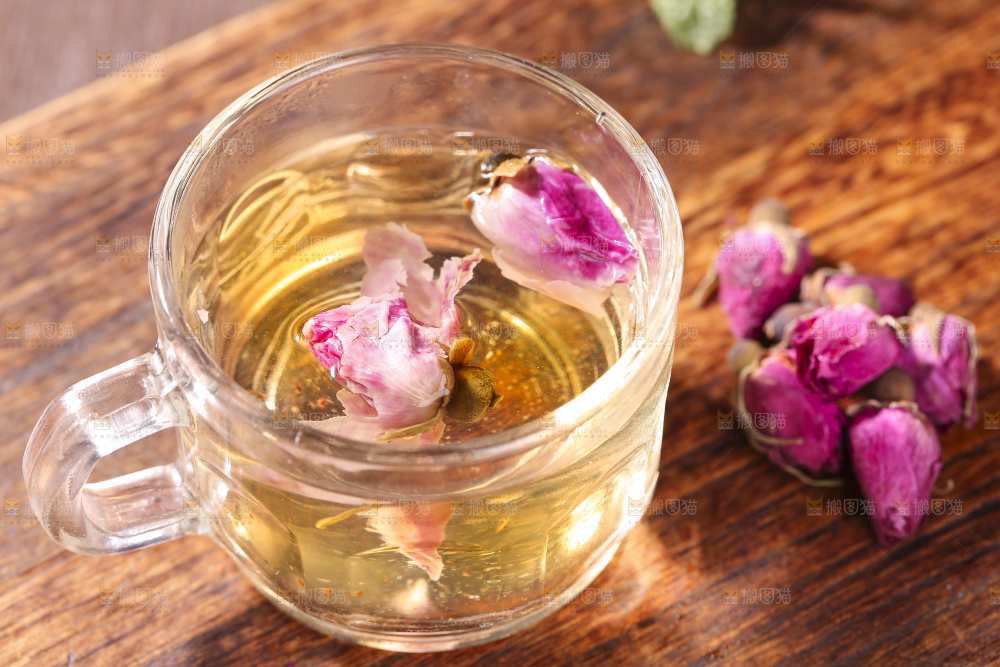 杯子里的玫瑰花茶