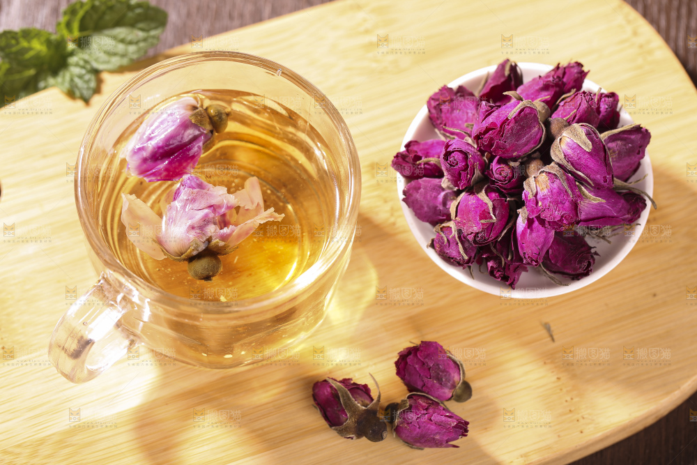 杯子里的玫瑰花茶