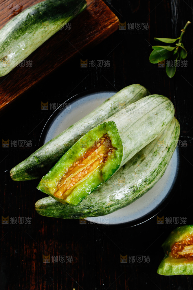 黑底上放着山东羊角蜜甜瓜