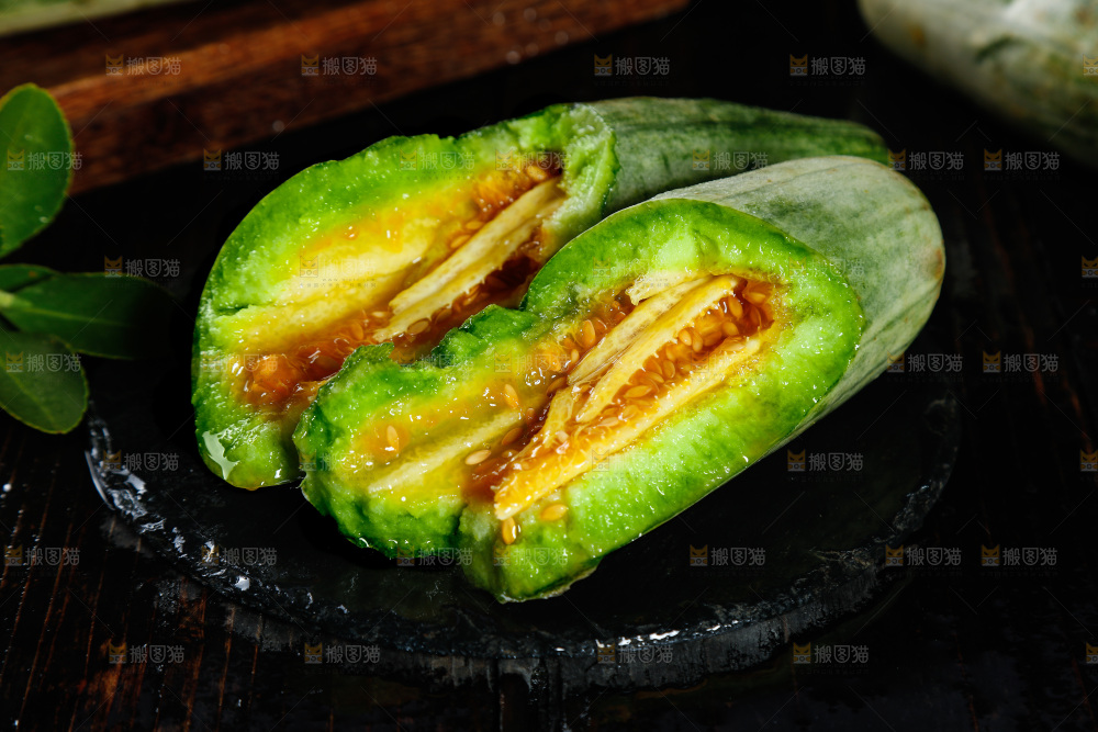 黑底上放着山东羊角蜜甜瓜