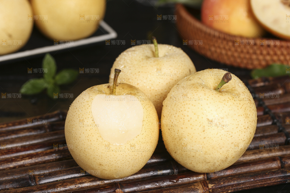 木底上的新鲜皇冠梨