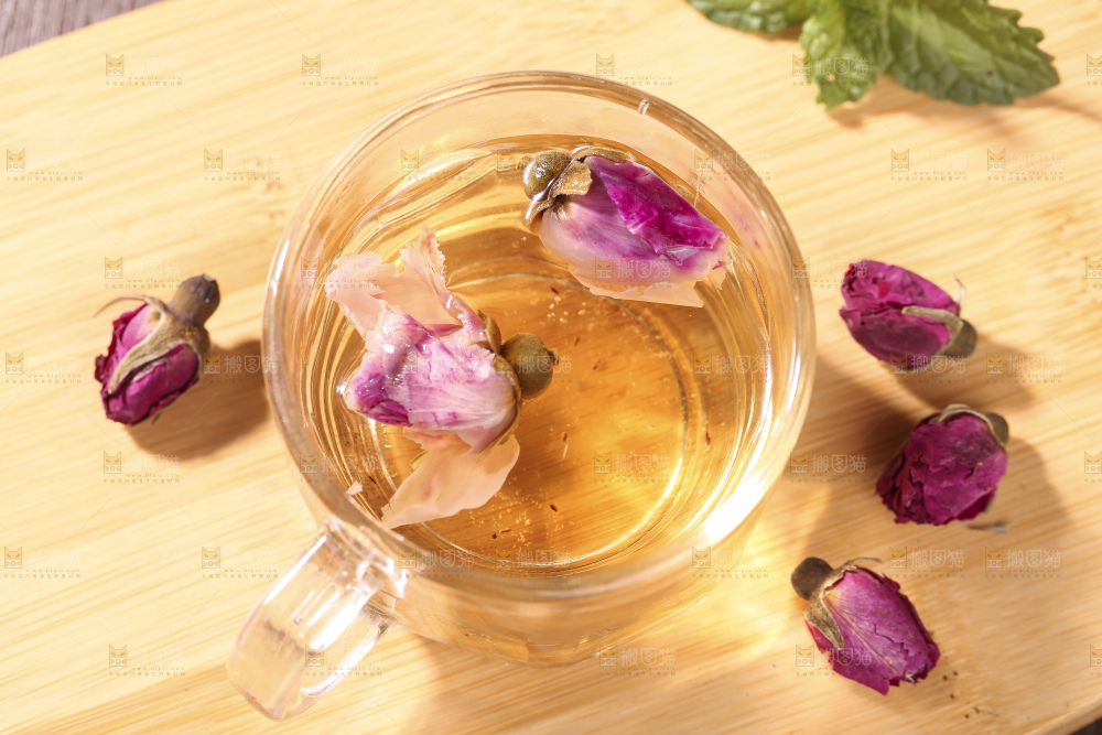 杯子里的玫瑰花茶