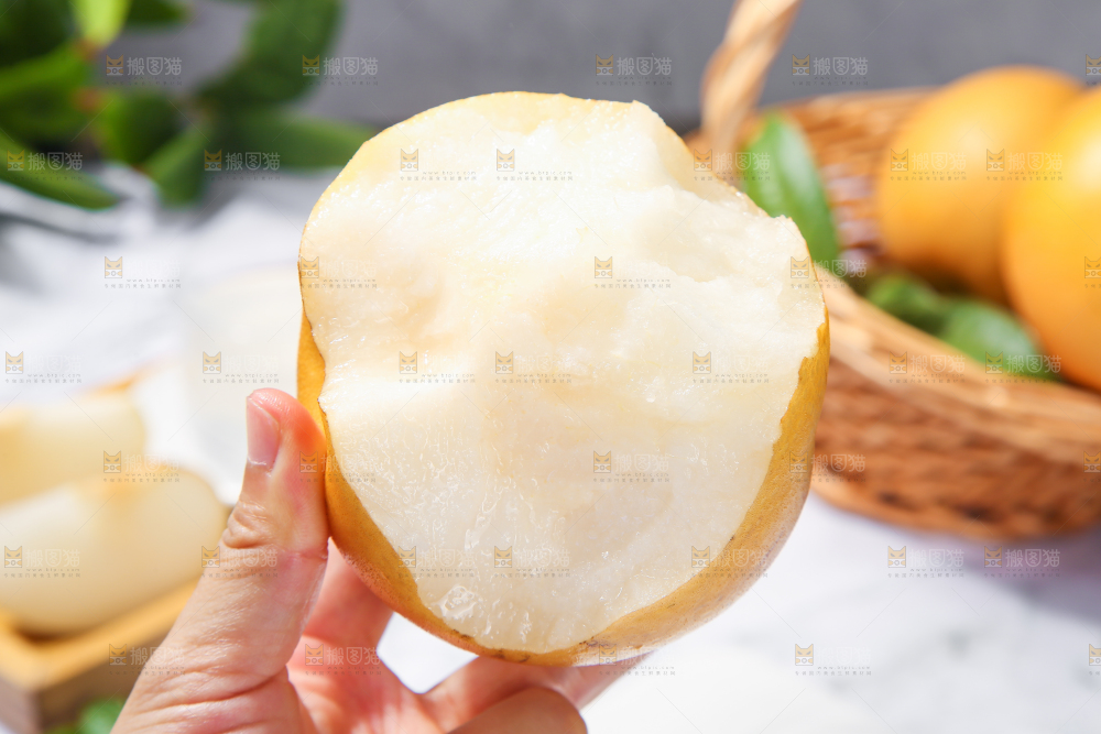 浅底上放着秋月梨