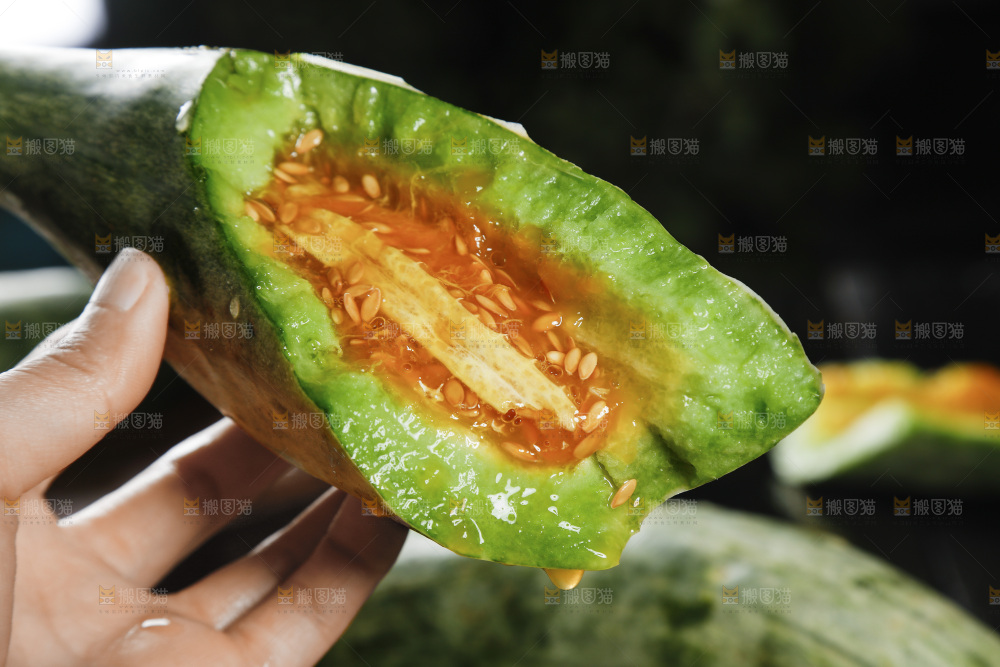 黑底上放着山东羊角蜜甜瓜