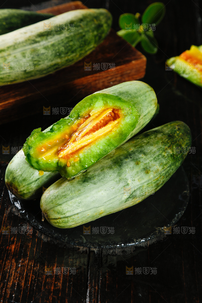 黑底上放着山东羊角蜜甜瓜