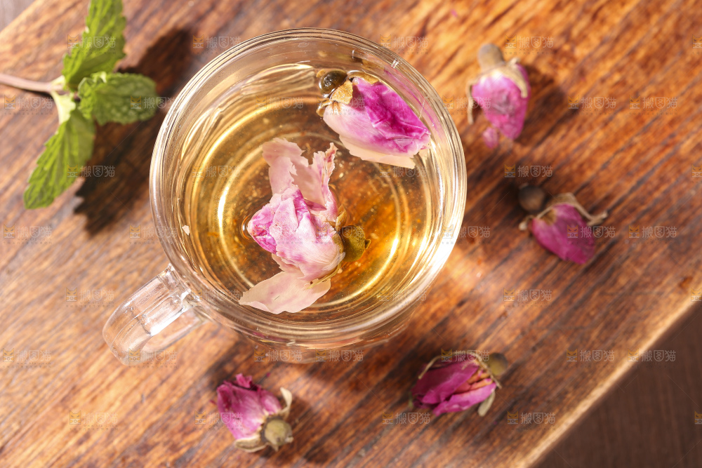 杯子里的玫瑰花茶